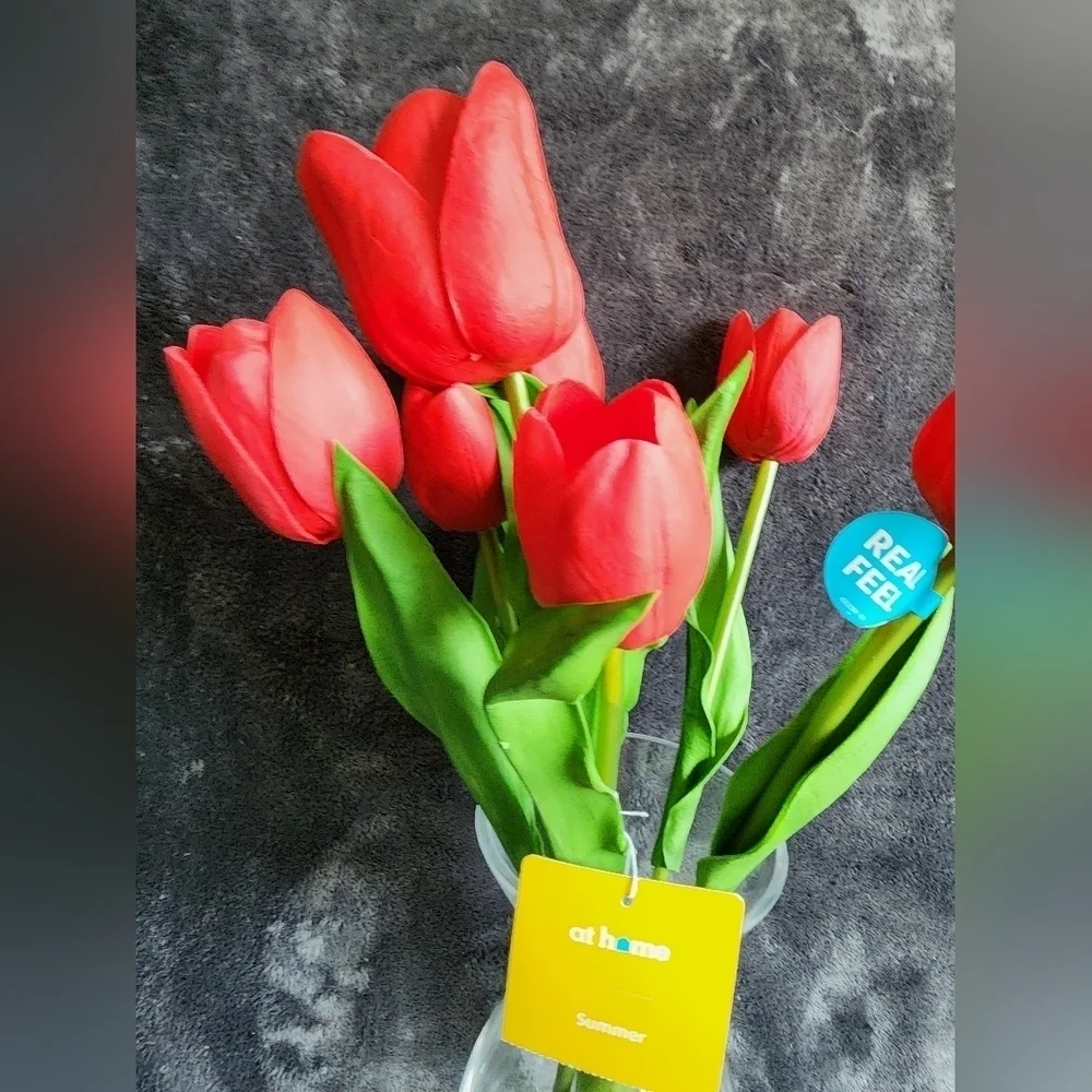 NWT spring summer Red Real Feel Tulip Arrangement in Glass Pot/ vase, home decor